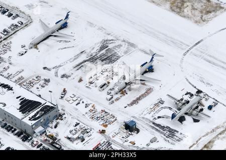 Concentrateur de fret aérien Everts à l'aéroport d'Anchorage. Avions MD-83 et DC-6 d'Everts Air Cargo, une compagnie aérienne de fret avec des avions classiques en Alaska en hiver. Banque D'Images