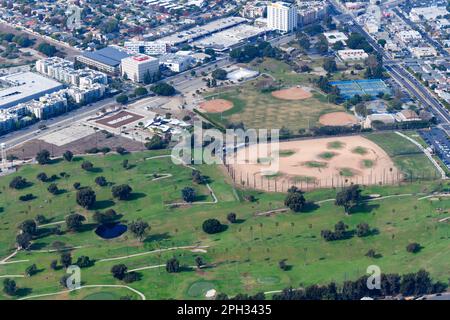 Vue aérienne du parcours de golf de Westchester. Parcours de golf dans la région de Los Angeles. Terrain de golf vu d'en haut. Banque D'Images