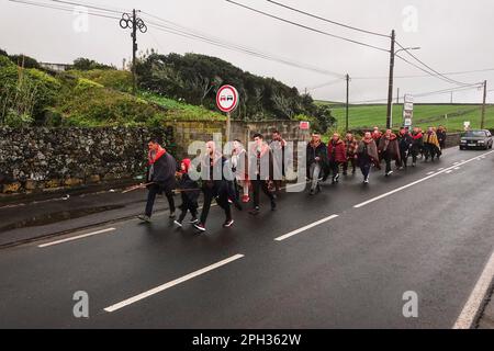 Calhetas, Portugal. 25th mars 2023. Les pèlerins catholiques connus sous le nom de Romeiros, se promèneront sous la pluie pendant leur promenade de 8 jours autour de l'île azorée de Sao Miguel, 25 mars 2023 à Calhetas, Portugal. Les pèlerins visitent 100 sanctuaires et églises lors de l'événement qui date de 1522, lorsqu'un tremblement de terre a détruit les premières colonies. Crédit : Richard Ellis/Richard Ellis/Alay Live News Banque D'Images