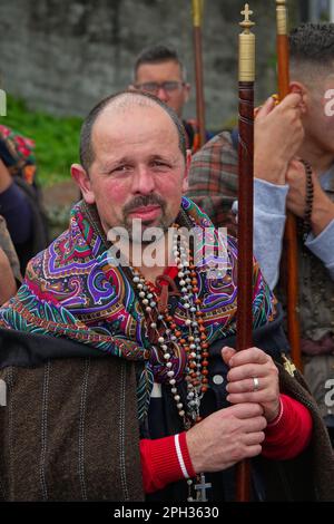 Calhetas, Portugal. 25th mars 2023. Les pèlerins catholiques connus sous le nom de Romeiros, se reposent sur le bord de la route pendant leur promenade de 8 jours autour de l'île azorée de Sao Miguel, 25 mars 2023 à Calhetas, Portugal. Les pèlerins visitent 100 sanctuaires et églises lors de l'événement qui date de 1522, lorsqu'un tremblement de terre a détruit les premières colonies. Crédit : Richard Ellis/Richard Ellis/Alay Live News Banque D'Images