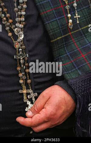 Calhetas, Portugal. 25th mars 2023. Croix chrétienne et perles rosaires portées par des pèlerins catholiques connus sous le nom de Romeiros, lors de leur promenade de 8 jours autour de l'île azorée de Sao Miguel, 25 mars 2023 à Calhetas, Portugal. Les pèlerins visitent 100 sanctuaires et églises lors de l'événement qui date de 1522, lorsqu'un tremblement de terre a détruit les premières colonies. Crédit : Richard Ellis/Richard Ellis/Alay Live News Banque D'Images
