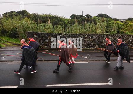 Calhetas, Portugal. 25th mars 2023. Les pèlerins catholiques connus sous le nom de Romeiros, se promèneront sous la pluie pendant leur promenade de 8 jours autour de l'île azorée de Sao Miguel, 25 mars 2023 à Calhetas, Portugal. Les pèlerins visitent 100 sanctuaires et églises lors de l'événement qui date de 1522, lorsqu'un tremblement de terre a détruit les premières colonies. Crédit : Richard Ellis/Richard Ellis/Alay Live News Banque D'Images
