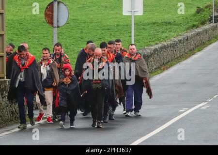 Calhetas, Portugal. 25th mars 2023. Les pèlerins catholiques connus sous le nom de Romeiros, se promèneront sous la pluie pendant leur promenade de 8 jours autour de l'île azorée de Sao Miguel, 25 mars 2023 à Calhetas, Portugal. Les pèlerins visitent 100 sanctuaires et églises lors de l'événement qui date de 1522, lorsqu'un tremblement de terre a détruit les premières colonies. Crédit : Richard Ellis/Richard Ellis/Alay Live News Banque D'Images