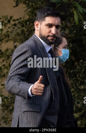 Photo du dossier datée du 14/03/23 de l'ancien champion du monde de boxe Amir Khan, donne un pouce à son arrivée au Snaresbrook Crown court, à l'est de Londres. M. Khan craignait que ses « enfants grandissent sans leur père » lors du vol à coups de feu de sa montre incrustée de diamants en £70 000. Le médaillé d'argent olympique de 2004, 36 ans, a été ciblé alors que lui et sa femme, Faryal Makhdoom, 31 ans, ont quitté le restaurant Sahara Grill à Leyton, dans l'est de Londres, sur 18 avril l'année dernière. Date de publication : samedi 25 mars 2023. Banque D'Images