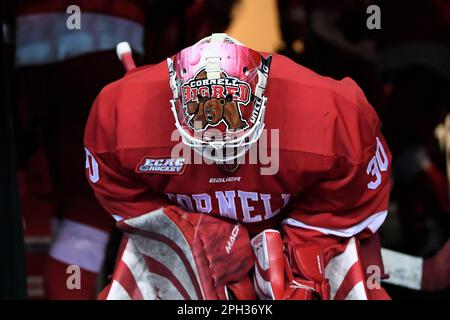 Manchester, New Hampshire, États-Unis. 25th mars 2023. Le gardien de but de Cornell Ian Shane (30) attend de prendre la glace pour des échauffements à la NCAA DI Men Ice Hockey Manchester Regionals contre les Boston University Eagles à Manchester, New Hampshire. Eric Canha/CSM/Alamy Live News Banque D'Images