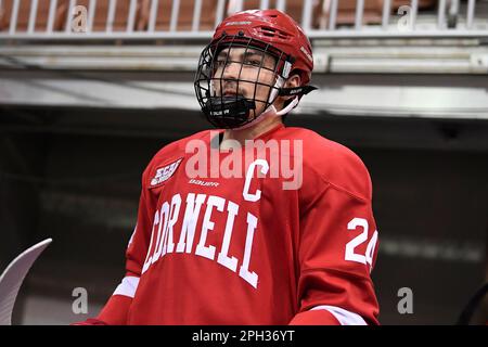 Manchester, New Hampshire, États-Unis. 25th mars 2023. Le défenseur de Cornell Sam Malinski (24 ans) se dirige vers les échauffements contre les Eagles de l'Université de Boston aux régals de Manchester de Manchester de la NCAA DI Men Ice Hockey à Manchester, New Hampshire. Eric Canha/CSM/Alamy Live News Banque D'Images