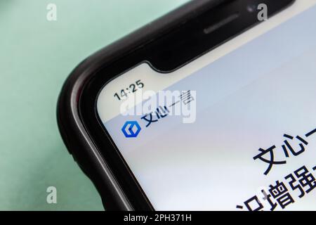 Site Web d'ERNIE Bot vu dans un iPhone. ERNIE Bot est un projet de chatbot de l'IA (projet de style ChatGPT) basé sur sa technologie ERNIE Model de Baidu inc Banque D'Images