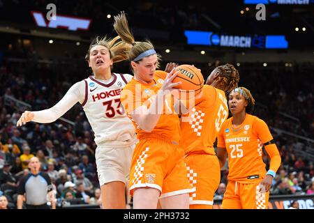 Seattle, WA, États-Unis. 25th mars 2023. Tennessee Lady Vols avant Sara Puckett (1) vient avec un rebond dans la première moitié du NCAA féminin NCAA régional semi-fin de basket-ball entre les Tennessee Volunteers et les Virginia Tech Hokies à Climate gage Arena à Seattle, WA. Steve Faber/CSM/Alamy Live News Banque D'Images