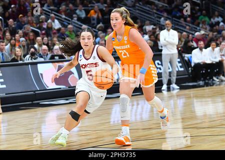Seattle, WA, États-Unis. 25th mars 2023. Virginia Tech Hokies garde Georgia Amoore (5) se dirige vers le panier pendant la première moitié du match de basket-ball sémifinal NCAA féminin régional entre les Tennessee Volunteers et les Virginia Tech Hokies à Climate gage Arena à Seattle, WA. Steve Faber/CSM/Alamy Live News Banque D'Images
