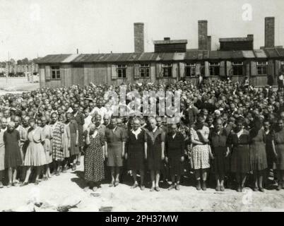 Appel de prisonniers devant le bâtiment de cuisine du camp de concentration d'Auschwitz II. Banque D'Images