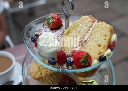 Thé anglais de l'après-midi avec gâteau et crème Banque D'Images