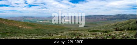 Vue panoramique sur les champs de ferme de la vallée depuis la forêt nationale Sawtooth, près d'Albion, Idaho, Etats-Unis Banque D'Images