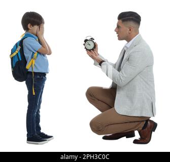 Professeur avec réveil scolding élève pour être tard sur fond blanc Banque D'Images