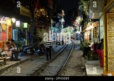 Un chemin de fer traversant Hanoi, Vietnam. Banque D'Images