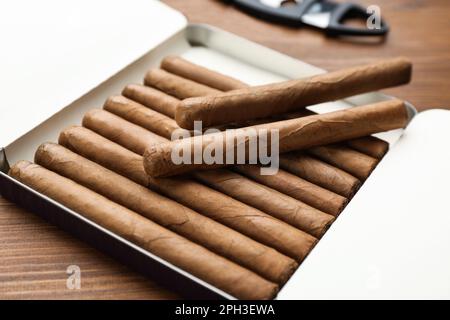 Cave à cigares sur table en bois, vue rapprochée Banque D'Images