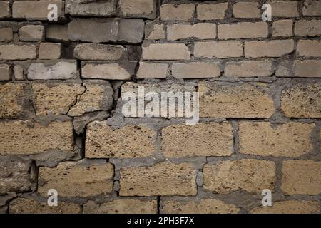 Grande fissure dans le mur de briques après un fort tremblement de terre Banque D'Images