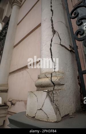 Grande fissure à l'avant du bâtiment après un fort tremblement de terre Banque D'Images