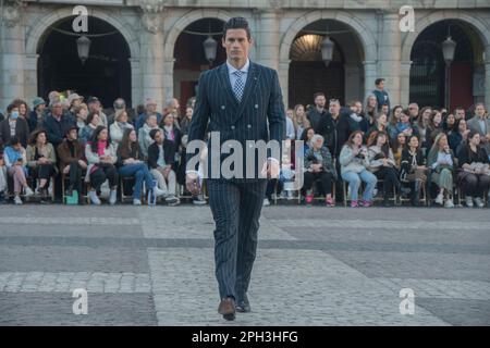 Madrid, Espagne. 25th mars 2023. Grâce à la collaboration avec Cabalgando entre Costuras, la capitale de Moda de Madrid veut faire le défilé de mode dans les rues de la ville afin que les résidents et les visiteurs de Madrid puissent profiter des différentes propositions créées par les créateurs de mode espagnols. Crédit: Alberto Sibaja Ramírez/Alay Live News Banque D'Images