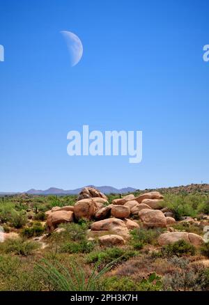 Lune dans le désert au-dessus du désert et des montagnes du sud-ouest des États-Unis Banque D'Images