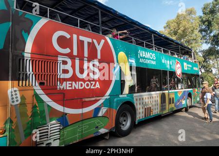 Double plate-forme bus avec les touristes entrant à bord à Mendoza, Argentine. Transport guidé pratique pour une visite de la ville à arrêts multiples Banque D'Images