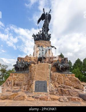 Le Monument de l'Armée des Andes Portrait vertical Sculpture au sommet du pic de Cerro Gloria, Parc San Martin ville de Mendoza Argentine Banque D'Images