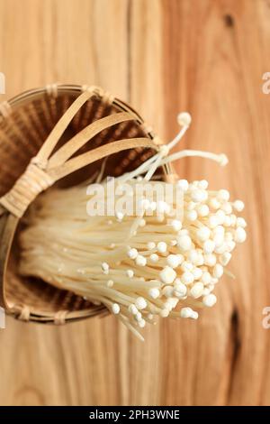 Champignon à aiguille crue ou Enoki sur table en bois Banque D'Images