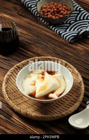 Tafu d'arachide Jimami avec sucre de palme liquide, pudding japonais d'Okinawa Banque D'Images