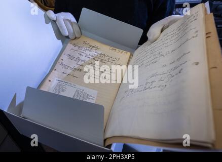 PRODUCTION - 21 mars 2023, Saxe-Anhalt, Halle (Saale): Jens Wehmann, bibliothécaire à la Maison du Handel à Halle/Saale, présente des documents historiques du 1940s dans les archives de la Maison du Handel. Les archives du musée et lieu de naissance du compositeur baroque George Frideric Handel (1685-1759) sont conservées pour la postérité. Environ 200 boîtes de fichiers ont été désacidifiées et ainsi sauvées de la décomposition du papier. Les dossiers comprennent la correspondance des directeurs de la Maison Handel, la correspondance sur les achats, l'organisation du Festival Handel et des documents sur l'organisation de l'exposition Banque D'Images