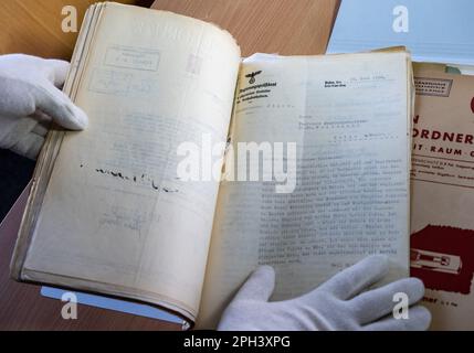 PRODUCTION - 21 mars 2023, Saxe-Anhalt, Halle (Saale): Jens Wehmann, bibliothécaire à la Maison du Handel à Halle/Saale, présente des documents historiques du 1940s dans les archives de la Maison du Handel. Les archives du musée et lieu de naissance du compositeur baroque George Frideric Handel (1685-1759) sont conservées pour la postérité. Environ 200 boîtes de fichiers ont été désacidifiées et ainsi sauvées de la décomposition du papier. Les dossiers comprennent la correspondance des directeurs de la Maison Handel, la correspondance sur les achats, l'organisation du Festival Handel et des documents sur l'organisation de l'exposition Banque D'Images