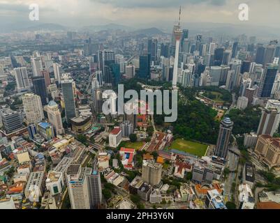 Kuala Lumpur, Malaisie - 11 septembre 2022 : vue aérienne des gratte-ciel et des gratte-ciels de Kuala Lumpur. Banque D'Images