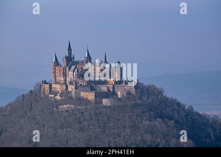 Vue depuis le point de vue Zeller Horn, Burg Hohenzollern au crépuscule, près de Hechingen, Zollernalbkreis, Bade-Wurtemberg, Allemagne Banque D'Images