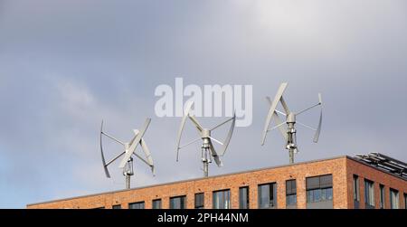 éoliennes sur le toit d'un bâtiment urbain Banque D'Images