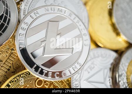 Pièce physique Litecoin sur la pile d'autres crypto-monnaies différentes. Photo en gros plan de litecoin avec faible profondeur de champ Banque D'Images