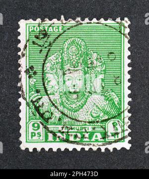 Timbre-poste annulé imprimé par l'Inde, qui montre Trimurti, vers 1949. Banque D'Images