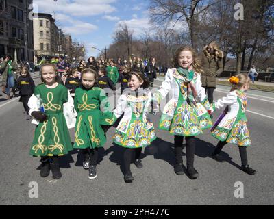 Étudiants de l'école de danse irlandaise au St. Patrick's Day Parade à Park Slope, Brooklyn, NY Banque D'Images