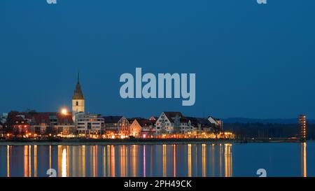 Front de mer de Friedrichshafen avec vue sur St. L'église Nicholas et la tour Mole dans la soirée Banque D'Images