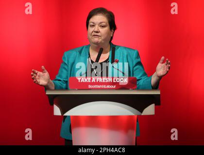 Photo du dossier datée du 01/11/15 de Jackie Baillie, qui a exhorté le successeur de Nicola Sturgeon à mener avec la «transparence et l'ouverture» dans un contexte de controverse autour des numéros d'adhésion du SNP. Il vient comme des chiffres révélés par le SNP a montré que le parti avait perdu 30 000 membres en un peu plus d'un an - une réclamation qu'il avait précédemment refusée. Date de publication : dimanche 26 mars 2023. Banque D'Images