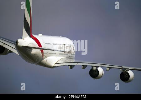 Photo du dossier datée du 26/03/2022, d'un avion Airbus A380 d'Emirates qui part de l'aéroport de Heathrow dans l'ouest de Londres. Le plus grand avion de ligne du monde retourne à Glasgow dimanche pour la première fois depuis septembre 2019. Emirates, transporteur du Moyen-Orient, a déclaré que la réintroduction d'un Airbus A380 pour les vols entre la ville écossaise et Dubaï était due à une « demande soutenue ». Les jets à double étage à quatre moteurs peuvent transporter 517 passagers. Emirates a déjà effectué des vols Glasgow-Dubaï en utilisant Boeing 777s, qui ont 302 sièges pour les passagers. Date de publication : dimanche 26 mars 2023. Banque D'Images