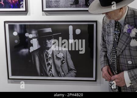 Soho George aka George Skeggs se voit à Soho faces exposition par Andrew Leo. Banque D'Images