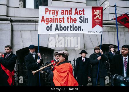 New York, États-Unis. 25th mars 2023. L'American Society for Tradition, Family and Property se joint à la marche annuelle internationale du don de vie. Les contre-manifestants et les manifestants anti-avortement s'affrontent près de Foley Square à New York. Crédit : SOPA Images Limited/Alamy Live News Banque D'Images