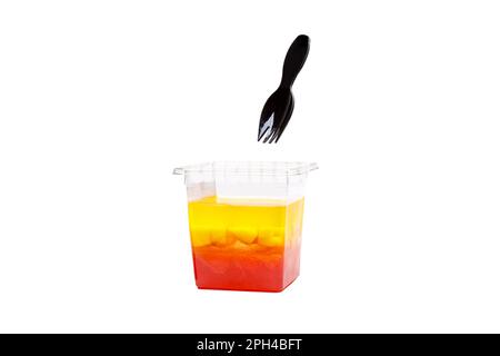 Gelée de pamplemousse, de mangue et de framboise dans une tasse en plastique sur fond blanc. Photo de haute qualité Banque D'Images