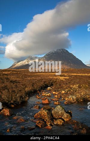 Lochaber Geopark, Highlands, Écosse, Royaume-Uni. 26th mars 2023. L'été britannique quand les horloges ressort vers l'avant, mais toujours froid à moins 1 degrés centigrade et de wintry sur les sommets de montagne que le soleil commence à s'élever dans les Highlands. Photo : des accroches de nuages au summitt de Buachaville Etive Mor qui a un léger dépoussiérage de neige sur les sommets. Credit: Archwhite/alamy Live news. Banque D'Images