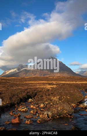 Lochaber Geopark, Highlands, Écosse, Royaume-Uni. 26th mars 2023. L'été britannique quand les horloges ressort vers l'avant, mais toujours froid à moins 1 degrés centigrade et de wintry sur les sommets de montagne que le soleil commence à s'élever dans les Highlands. Photo : des accroches de nuages au summitt de Buachaville Etive Mor qui a un léger dépoussiérage de neige sur les sommets. Credit: Archwhite/alamy Live news. Banque D'Images