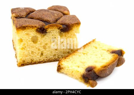 Gâteau de Noël avec confiture gros plan sur fond blanc Banque D'Images