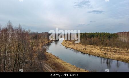 Rivière Widawka le jour du printemps, Pologne. Banque D'Images