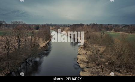 Rivière Widawka le jour du printemps, Pologne. Banque D'Images