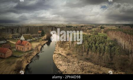 Rivière Widawka le jour du printemps, Pologne. Banque D'Images