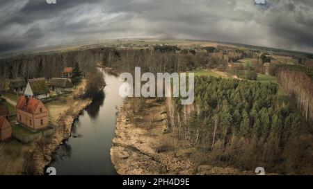 Rivière Widawka le jour du printemps, Pologne. Banque D'Images