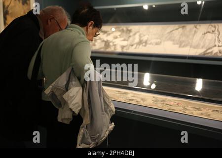 (230326) -- NEW YORK, 26 mars 2023 (Xinhua) -- les visiteurs font le point sur un chef-d'œuvre présenté lors d'une exposition à la galerie de l'Institut de la Chine à New York, aux États-Unis, sur 25 mars 2023. Selon le China Institute, un organisme américain à but non lucratif voué à approfondir la compréhension de la Chine, une exposition de peintures aux fleurs et aux oiseaux a été ouverte jeudi au public à la China Institute de New York. En tant que plus grande enquête de ce genre en dehors de la Chine et la première aux États-Unis, l'exposition présente plus de 100 chefs-d'œuvre de 59 artistes, a déclaré une sortie de China Inst Banque D'Images