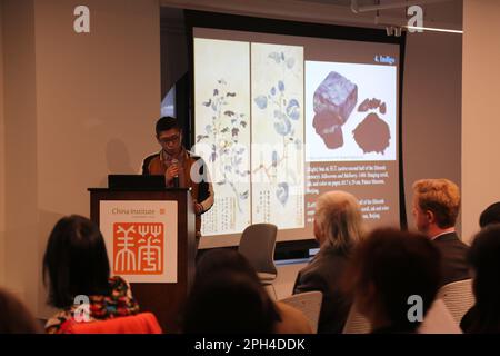 (230326) -- NEW YORK, 26 mars 2023 (Xinhua) -- Un conférencier donne des conférences lors d'un symposium sur le monde des peintures aux fleurs et aux oiseaux à l'Institut chinois de New York, aux États-Unis, sur 25 mars 2023. Selon le China Institute, un organisme américain à but non lucratif voué à approfondir la compréhension de la Chine, une exposition de peintures aux fleurs et aux oiseaux a été ouverte jeudi au public à la China Institute de New York. En tant que plus grande enquête de ce genre en dehors de la Chine et la première aux États-Unis, l'exposition présente plus de 100 chefs-d'œuvre de 59 artistes, a déclaré une publication de Banque D'Images